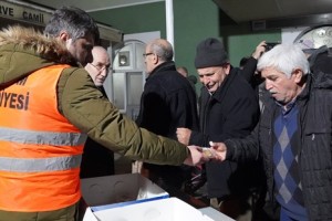 Atakum Belediyesi Kadir Gecesi’nde Vatandaşlara Lokma Dağıttı
